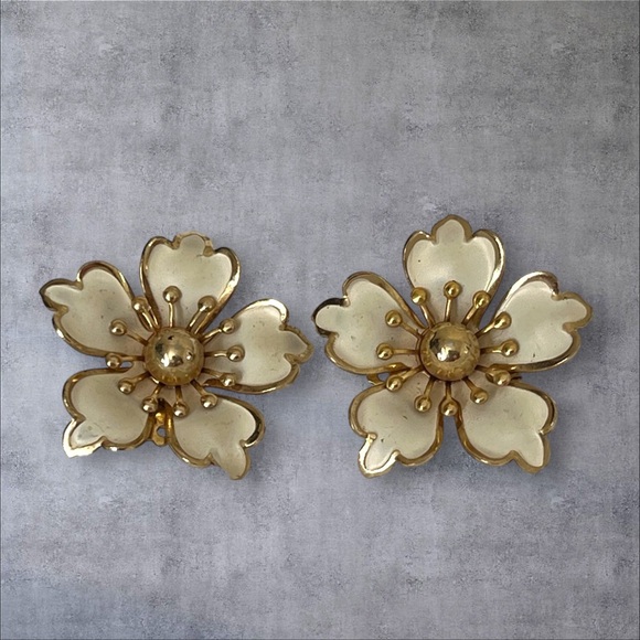 Large white enamel flower clip on earrings, gold tone - Picture 1 of 5
